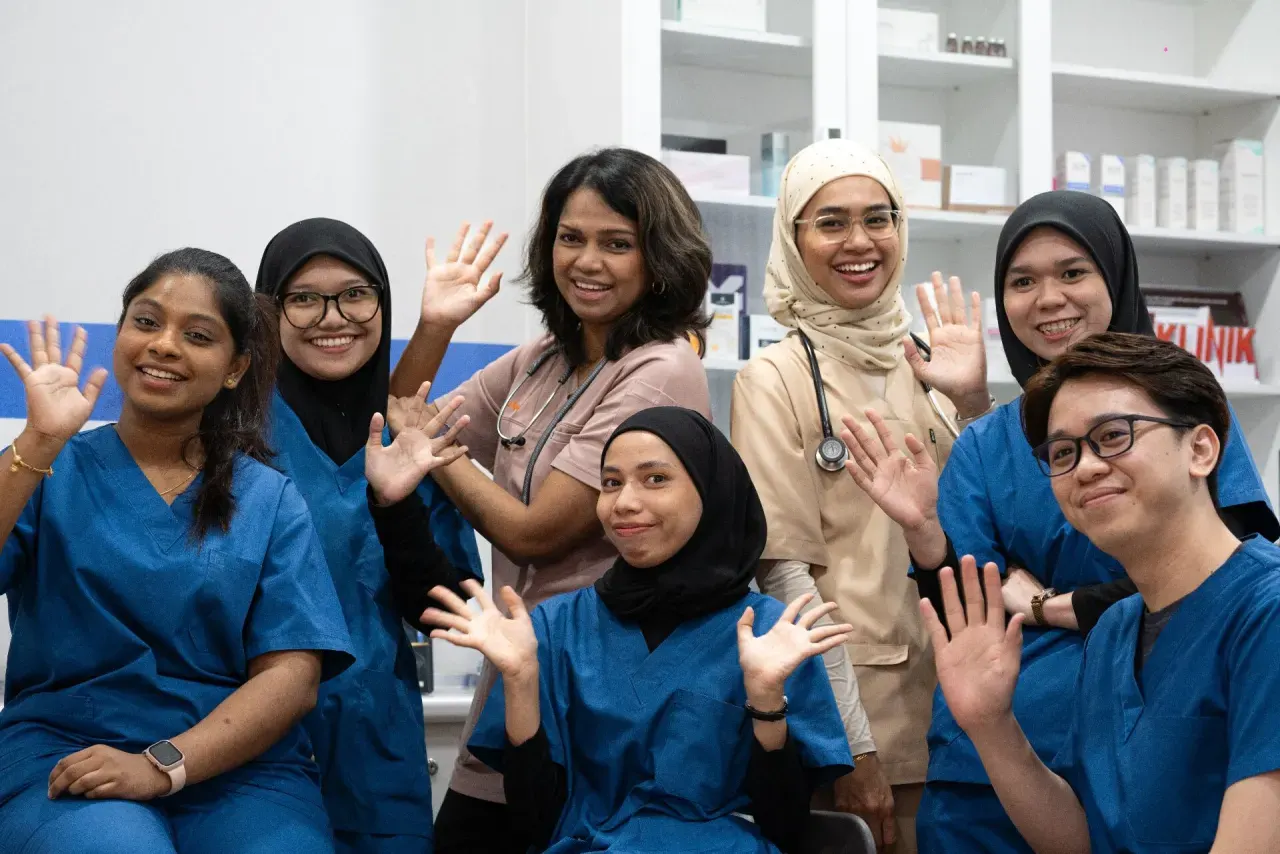 UNI Klinik Bandar Sunway doctors and nursing team waving and smiling together